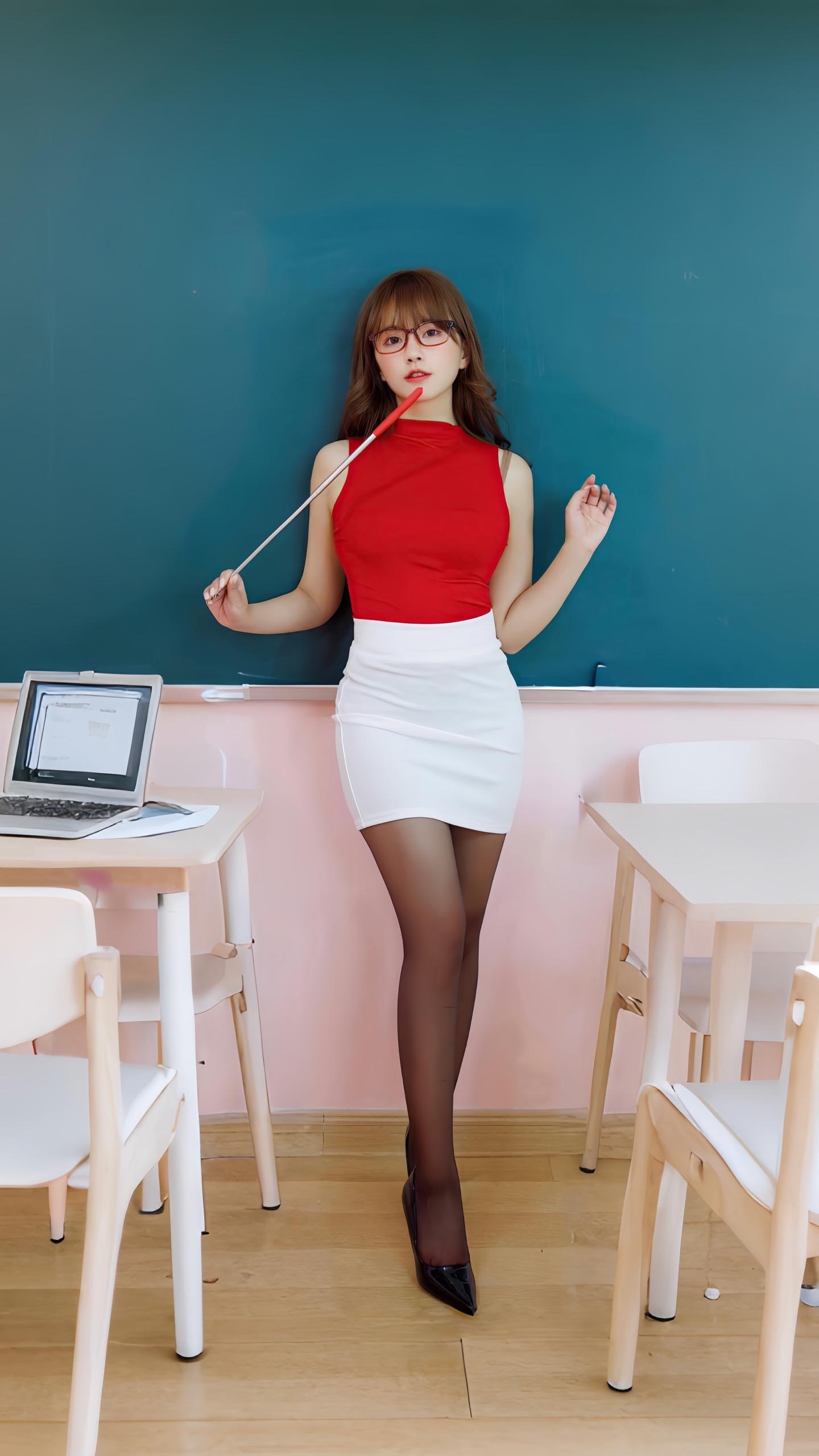 秀人杨晨晨老师剧情播放：全网热议的视觉盛宴